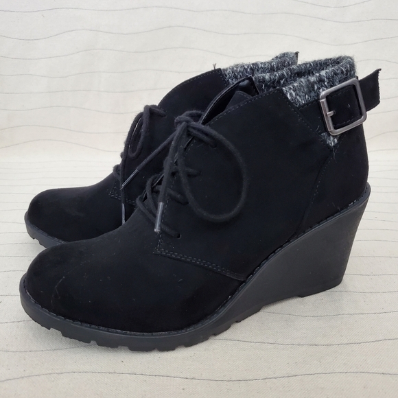 R2 Womens Wendy Black Ankle Boots Wedge Heel Faux Suede Shoes Size 6 M - Picture 2 of 12